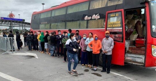 Phát hiện xe khách chở 30 người bất chấp lệnh cấm đi từ Bình Thuận về Bắc Giang - Ảnh 1.