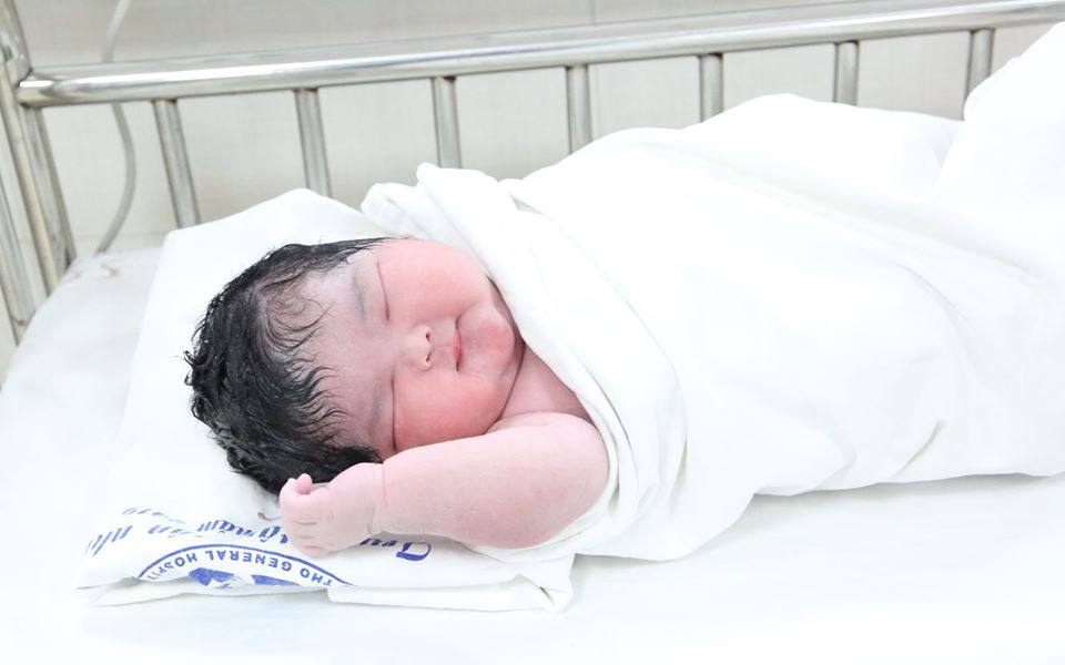 Hình ảnh đáng yêu của bé gái sơ sinh nặng kỷ lục 6kg mới chào đời sáng nay tại Trung tâm Sản Nhi Phú Thọ