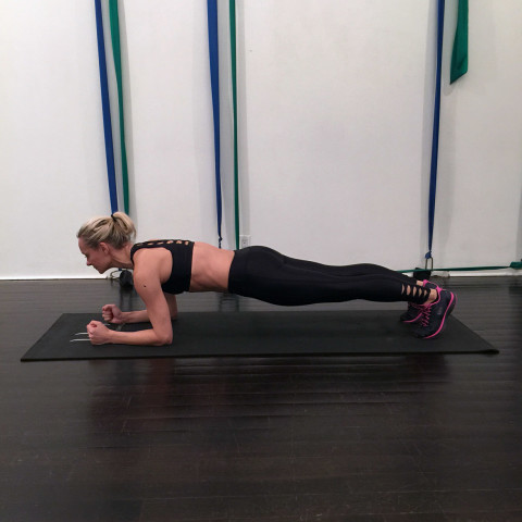 Thử thách 15 ngày, mỗi ngày tập 1 động tác Plank: Cứ thực hiện đi rồi vóc dáng của bạn không săn gọn hẳn mới là lạ - Ảnh 1.