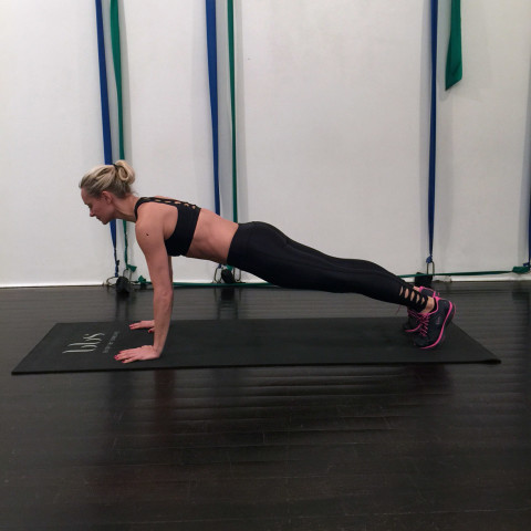 Thử thách 15 ngày, mỗi ngày tập 1 động tác Plank: Cứ thực hiện đi rồi vóc dáng của bạn không săn gọn hẳn mới là lạ - Ảnh 2.