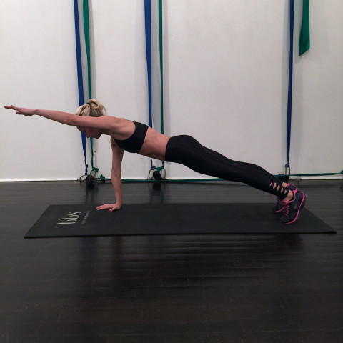 Thử thách 15 ngày, mỗi ngày tập 1 động tác Plank: Cứ thực hiện đi rồi vóc dáng của bạn không săn gọn hẳn mới là lạ - Ảnh 3.