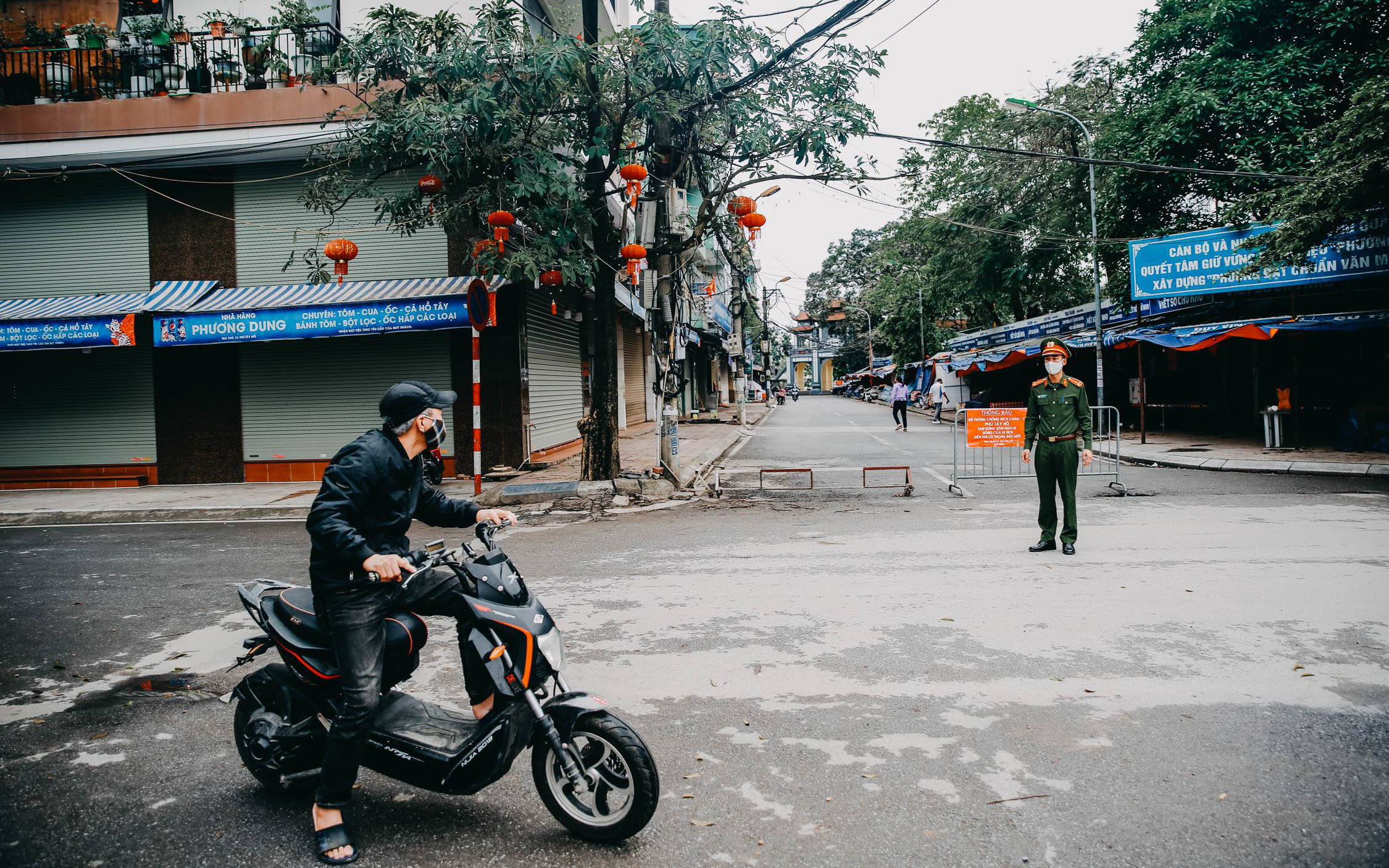 Ngày rằm đình chùa đóng cửa, người dân mới đến đầu cổng đã được công an yêu cầu quay xe trở về nhà