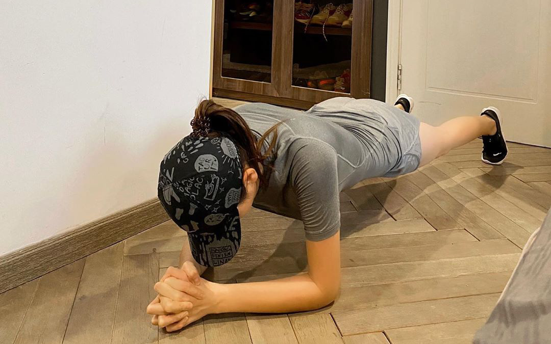 Không đến được phòng tập, loạt sao Việt quyết tâm không cho mỡ "đậu" trên bụng nhờ plank mỗi ngày 
