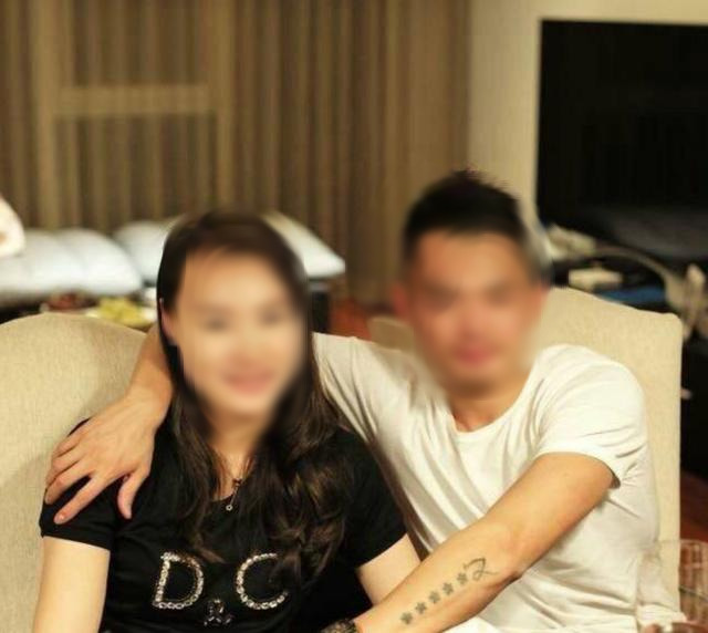 Chồng trợn mắt thách thức: "Lúc nào kiếm tháng 20 triệu như tôi thì hãy mạnh miệng", không ngờ vợ chỉ nhấc máy gọi 1 cuộc điện thoại mà anh tím tái mặt mày - Ảnh 1.