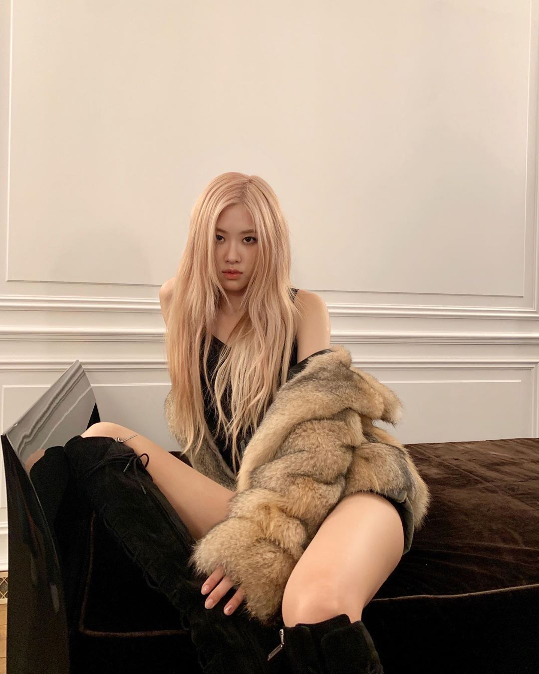 Để ý mới thấy, Rosé (Black Pink) có một tuyệt chiêu diện đồ và chụp ảnh sống ảo giúp thăng hạng sang chảnh vù vù - Ảnh 6.