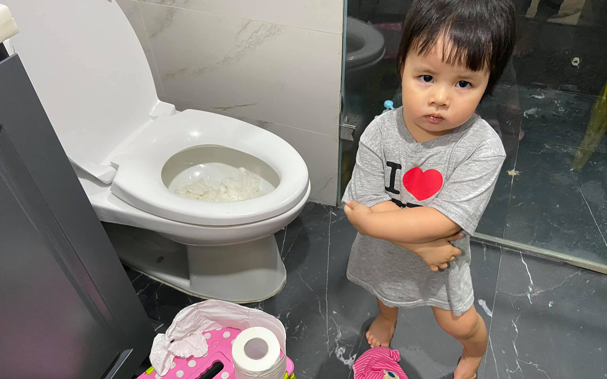 Bị bắt quả tang thả đầy giấy vệ sinh vào toilet, con gái MC Minh Trang ra vẻ hối lỗi nhưng câu nói cuối cùng khiến mẹ &quot;ngã ngửa&quot;