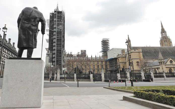 Chùm ảnh "thành phố sương mù" London vắng lặng như tờ vì Covid-19 khiến nhiếp ảnh gia phải thốt lên "siêu thực"