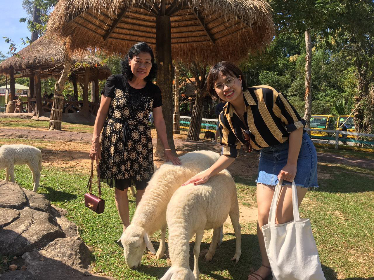Đã bao giờ bạn từng nói Mẹ ơi, hai mẹ con mình cùng đi du lịch nha mẹ? - Ảnh 2.