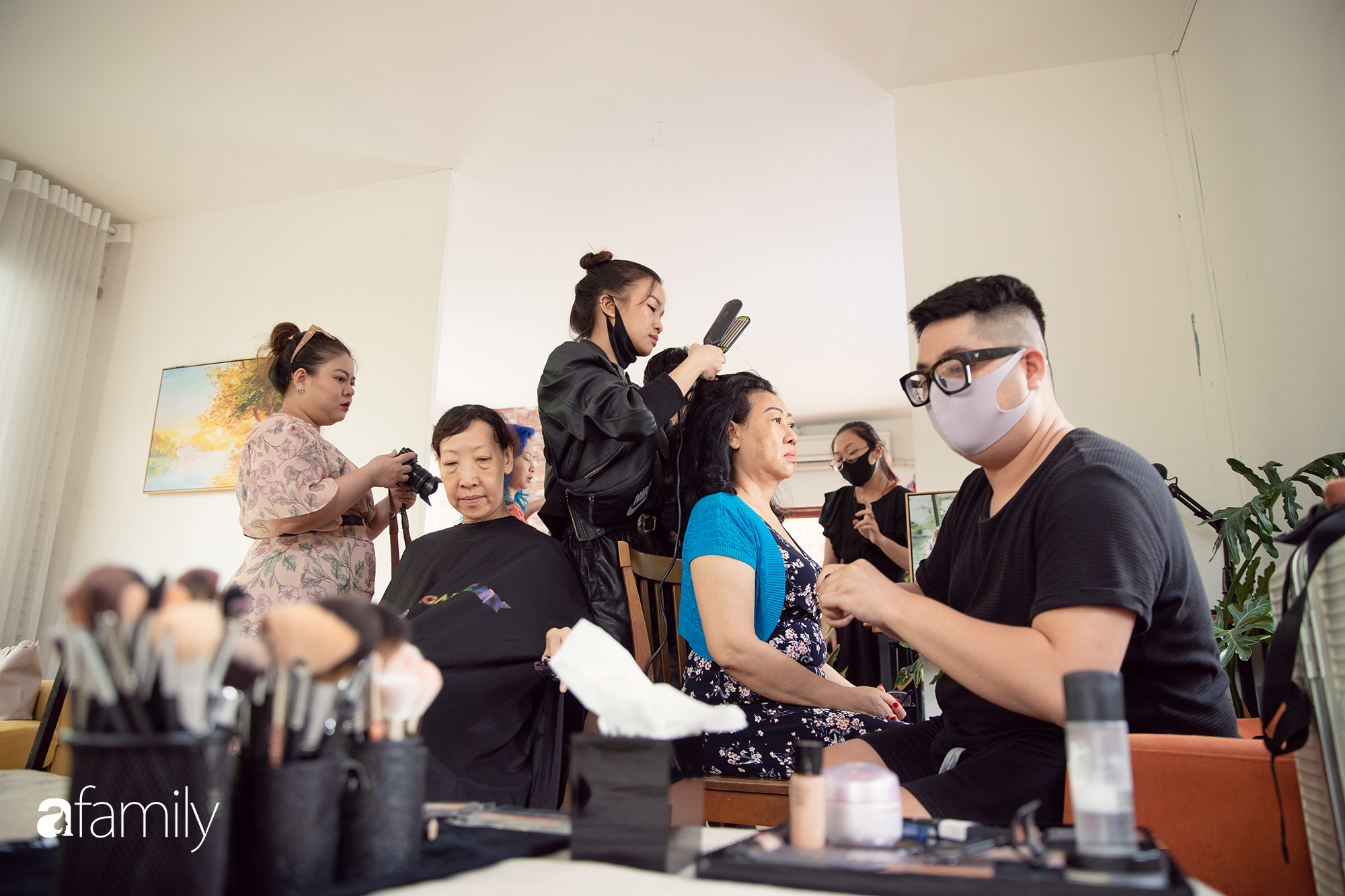 Bất ngờ với màn "lột xác" ngoạn mục của những người mẹ đã dành nửa đời người để chăm sóc cho gia đình được một ngày tìm lại nét thanh xuân - Ảnh 3.