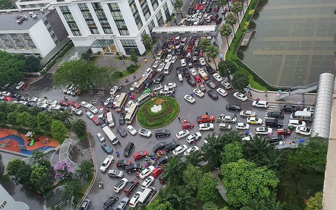 Ảnh: Tắc đường kinh hoàng ở Hà Nội nhìn từ trên cao, người dân vật vã đội mưa đi học, đi làm