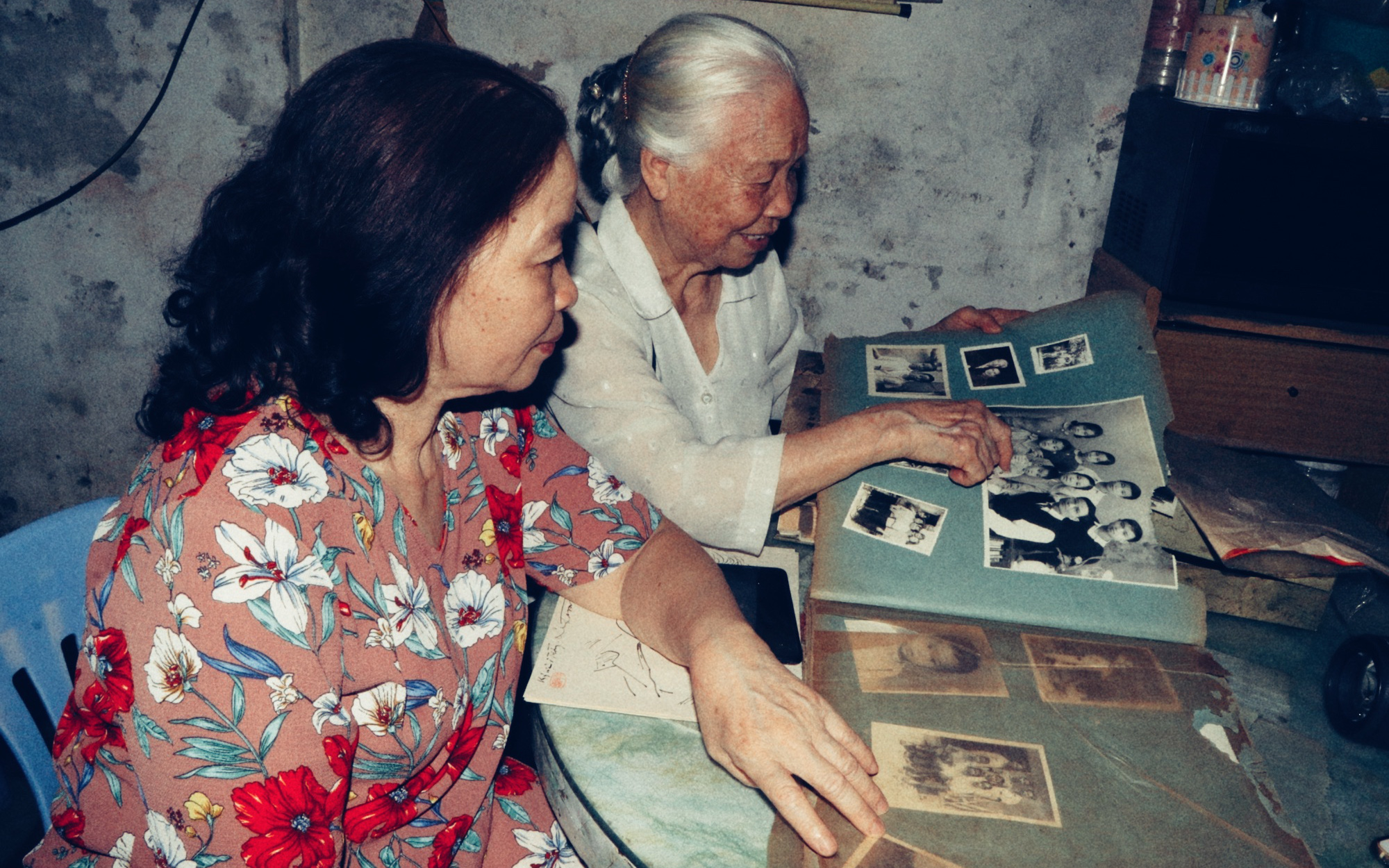 Gia đình tứ đại đồng đường giữa phố cổ Hà Nội: 19 người sống chung 1 mái nhà nhưng chưa bao giờ to tiếng, "thứ quý giá nhất" là cuốn album ảnh 60 năm tuổi 