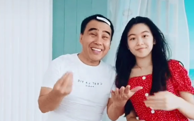 MC Quyền Linh mặc váy cùng con gái Lọ Lem nhảy theo trend “mình bên nhau bạn thân nhé”, khiến nhiều người bất ngờ vì sự đáng yêu của hai bố con