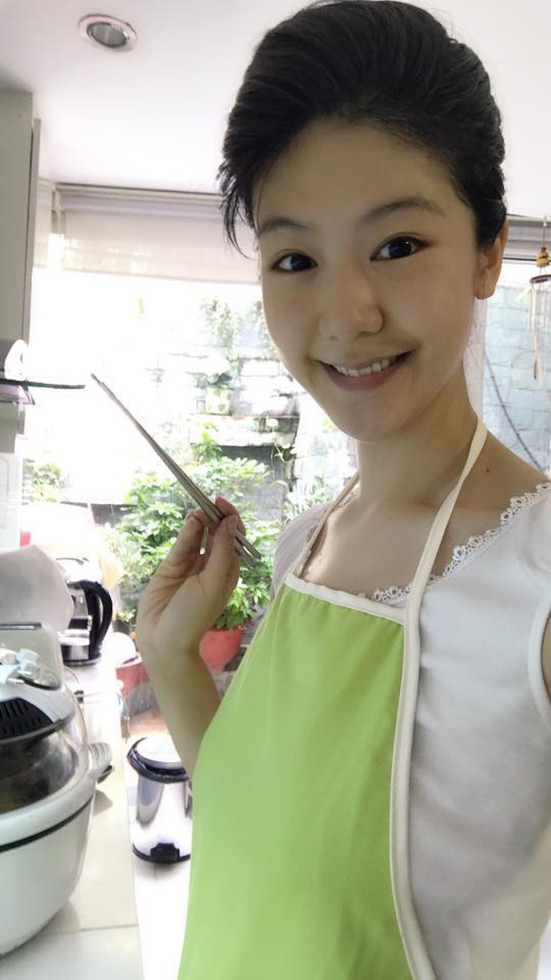 Bé gái đầu lòng của nữ cơ trưởng Huỳnh Lý Đông Phương mới ngày nào con bé tý xíu, nay đã đeo tạp dề phụ mẹ việc bếp núc - Ảnh 6.
