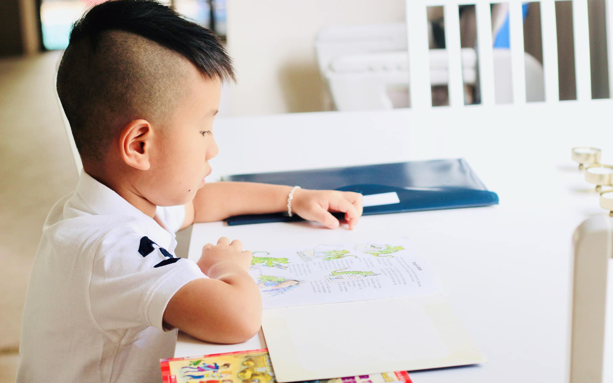 Mẹ Việt với quan điểm mỗi tối chỉ cho con học 30 phút và chuyện sau 5 tuần con đi học mới nhận một tờ giấy cô giáo gửi về nhà
