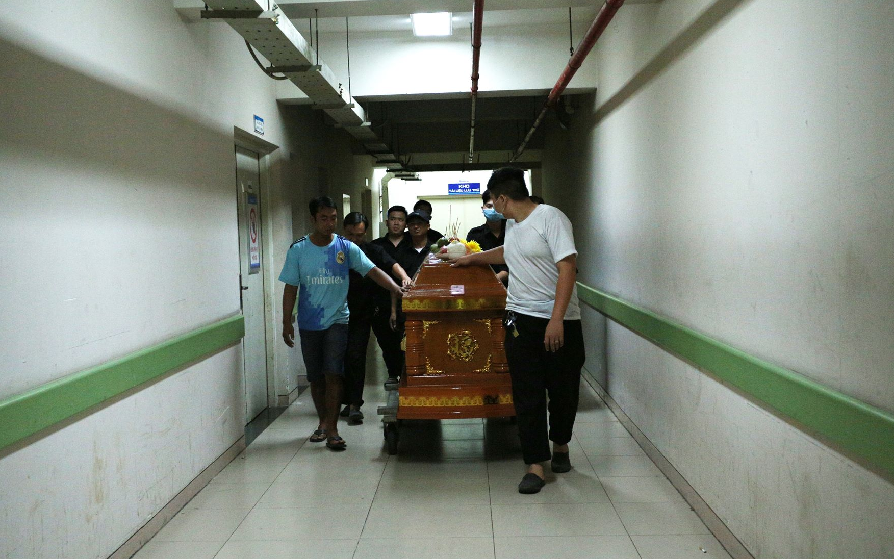 Tang thương cảnh vợ khóc nấc đến nhận xác chồng trong vụ sập công trình nghiêm trọng ở Đồng Nai