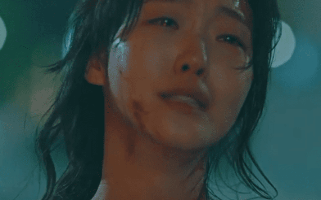 "Quân vương bất diệt" tập 11: Kim Go Eun bị ám sát, bật khóc cầu xin Lee Min Ho đến giải cứu 