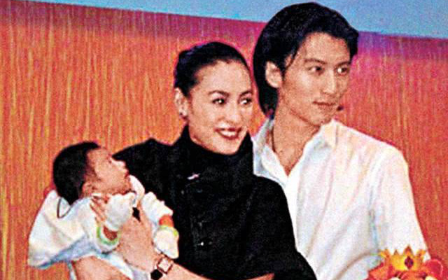 Truyền thông &quot;đào mộ&quot; những bức hình hiếm của hai con trai Trương Bá Chi và Tạ Đình Phong khi mới chào đời, nhưng khoảnh khắc hạnh phúc của cặp đôi mới đáng chú ý