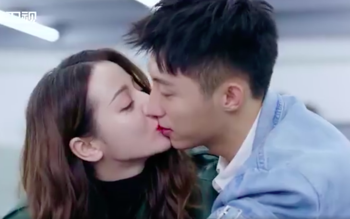 "Định chế tình yêu cao cấp": Địch Lệ Nhiệt Ba để lộ bọng mắt to, chủ động hôn môi Hoàng Cảnh Du