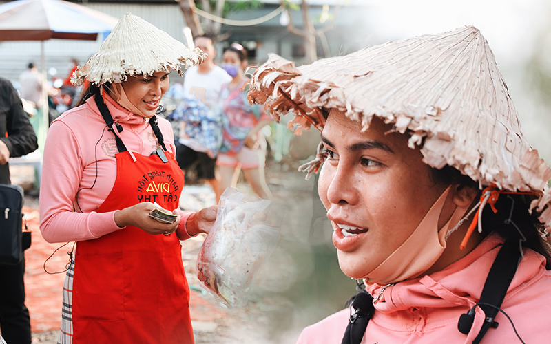 Cát Thy - Nhờ cái miệng quá duyên mà trở thành "Diva" với hàng bánh tráng trộn nổi nhất Sài Gòn, mỗi ngày có hàng trăm người tìm đến để quay hình, chụp ảnh