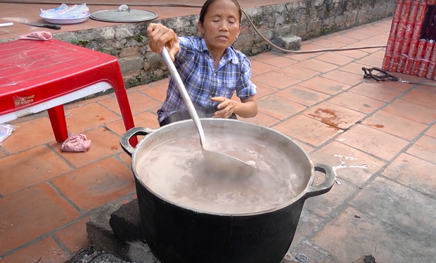 Thất bại khi trổ tài làm trà sữa trân châu phiên bản 50 lít, nhưng bà Tân Vlog vẫn được dân mạng bái phục vì điều xuất sắc này - Ảnh 3.