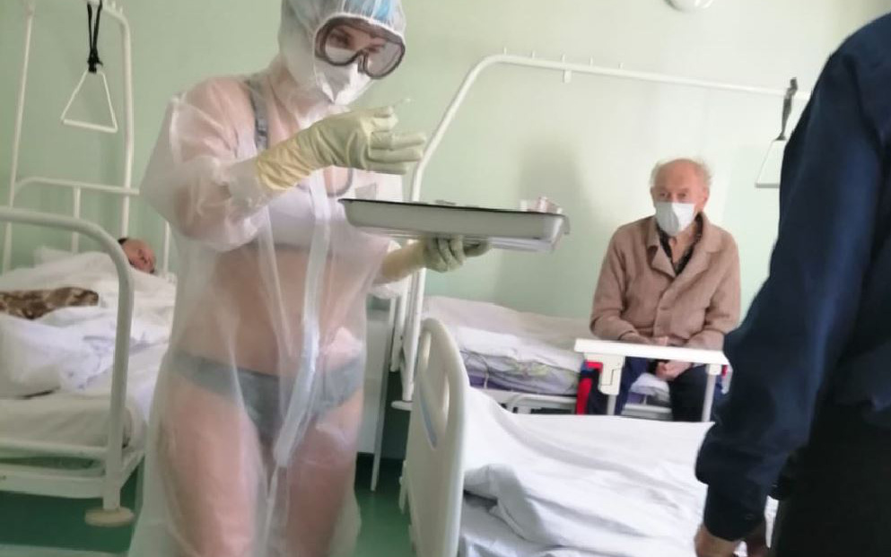 Nữ y tá Nga "gây bão mạng" vì mặc độc nội y dưới đồ bảo hộ, cư dân mạng chia làm 2 phe người khen kẻ chê tranh cãi quyết liệt