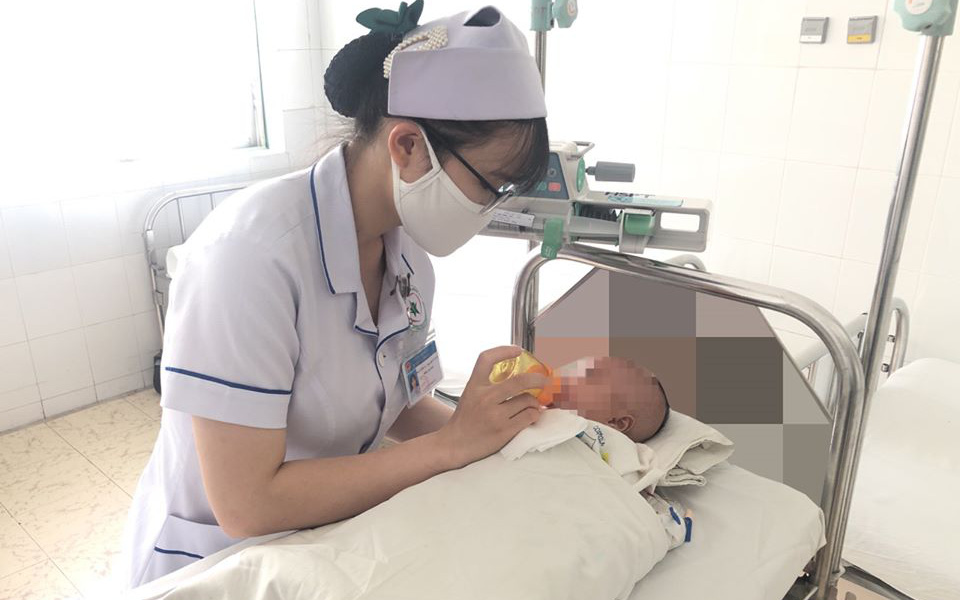 Mắc chứng bệnh hiếm gặp, bé gái sinh non 32 tuần được cứu sống nhờ kỹ thuật mổ mới