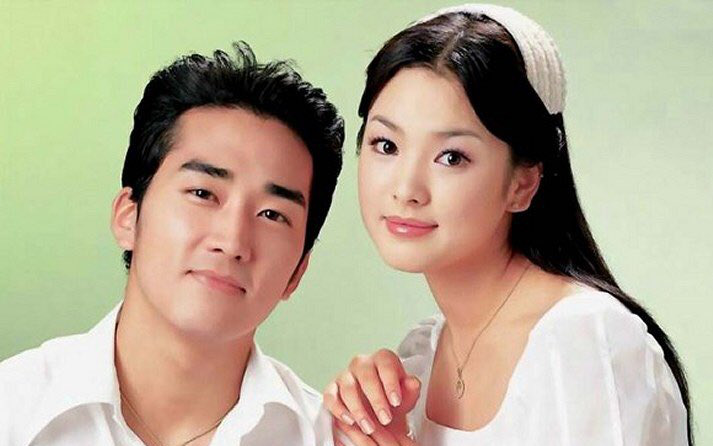 Ảnh hiếm từ 20 năm trước của Song Hye Kyo và &quot;người yêu&quot; Song Seung Hun bất ngờ hot trở lại: &quot;Nhà gái&quot; khuôn mặt tròn đầy nhưng vẫn cực kỳ xinh đẹp 