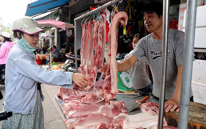 Chủ Nhật ngày 24/5: Giá thịt lợn móc hàm bật tăng lên 130 ngàn đồng/kg, tiểu thương không dám tăng giá vì sức mua giảm rất mạnh