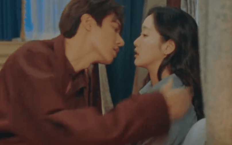 Cực hot tập 12 "Quân vương bất diệt": Đỏ mặt cảnh hôn nóng bỏng của Lee Min Ho và Kim Go Eun ngay trên giường