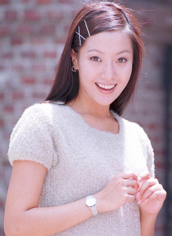 Kim Hee Sun - Người phụ nữ duy nhất tự tin khẳng định đẹp hơn Kim Tae Hee: Từng đau đớn tới mức muốn bỏ showbiz, bỏ xứ mà đi vì con gái bị chê "mẹ công đẻ con cú" - Ảnh 1.
