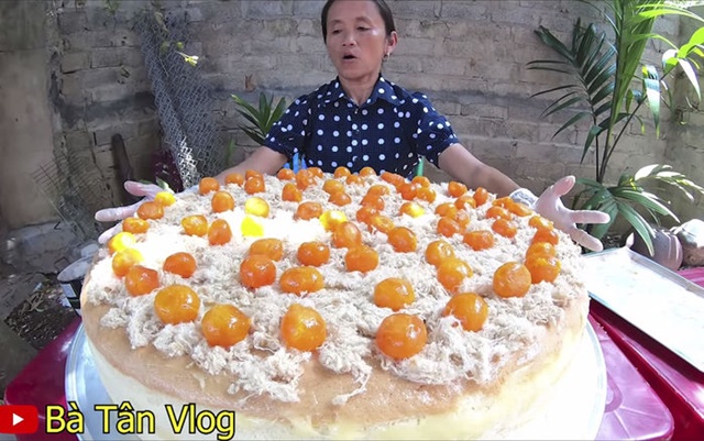 Bà Tân Vlog từ một kênh nổi tiếng với những món "siêu to khổng lồ", trở thành nơi hứng "gạch đá" đủ để... xây nhà - Ảnh 2.