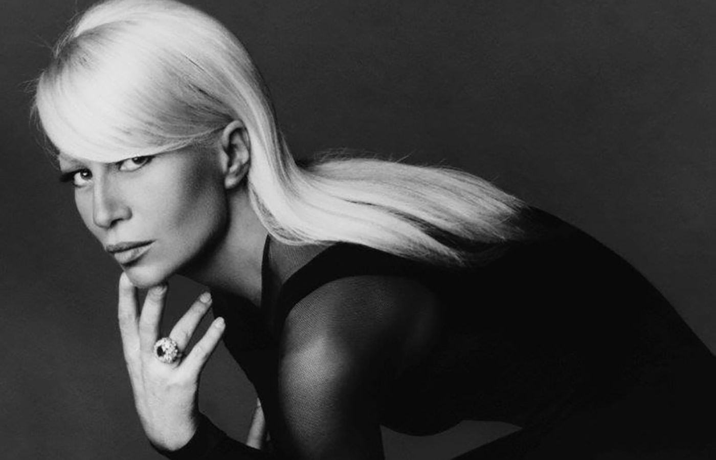 "Nữ vương thương hiệu Versace" Donatella Versace: "Búp bê sống" của anh trai thời thơ ấu, nghiện ngập rồi tới nhan sắc biến dạng do nghiện thẩm mỹ  - Ảnh 8.