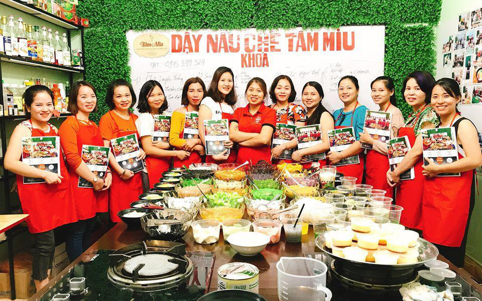 Hội chị em yêu bếp hóa đảm đang với món chè ngon đúng điệu học ở các nhóm dạy nấu ăn