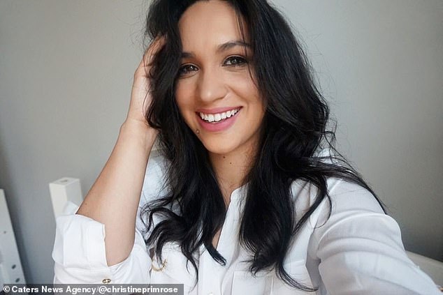 Bản sao của Meghan Markle: Nữ tiếp viên 32 tuổi "đổi đời" nhờ ngoại hình giống đến từng chân tơ kẽ tóc, style ăn mặc cũng y chang - Ảnh 1.