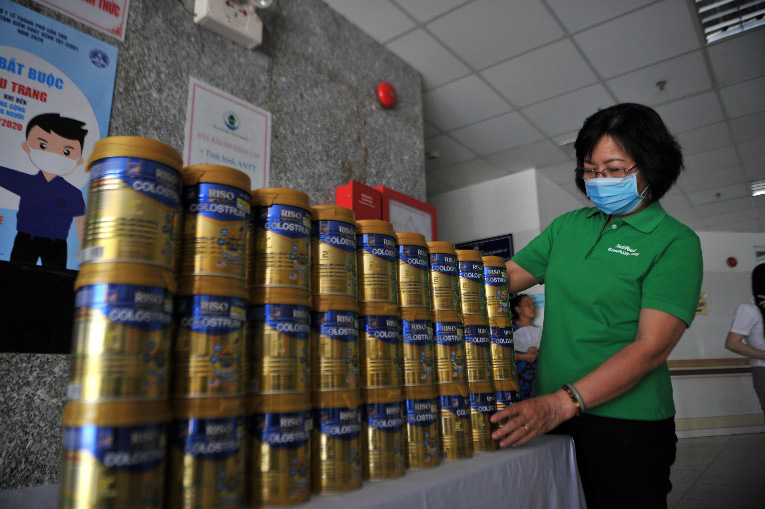 Nhãn sữa Việt mang quà tăng sức đề kháng tiếp sức bệnh nhi miền Tây - Ảnh 1.