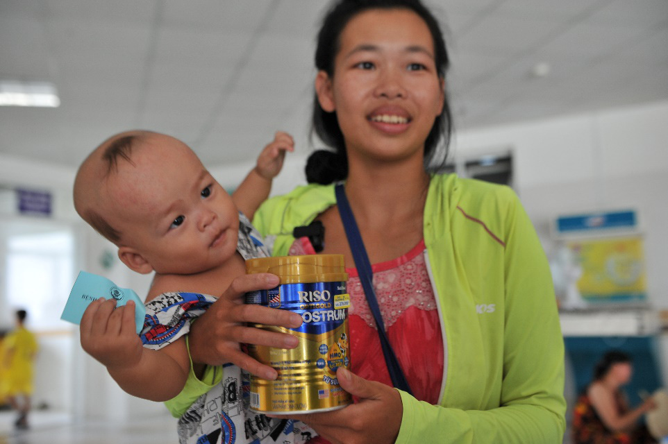 Nhãn sữa Việt mang quà tăng sức đề kháng tiếp sức bệnh nhi miền Tây - Ảnh 3.