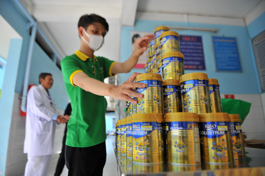 Nhãn sữa Việt mang quà tăng sức đề kháng tiếp sức bệnh nhi miền Tây - Ảnh 4.