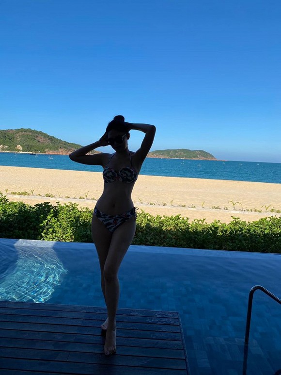 Á hậu Thanh Tú khoe được chồng chụp ảnh diện bikini, kết quả nhận về thật "dở khóc, dở cười" - Ảnh 1.