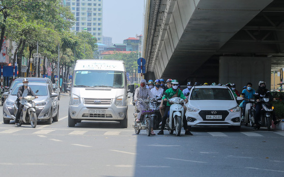 Hà Nội ngày đầu cuộc sống “tái vận hành”: Nắng nóng cháy da cháy thịt, dự đoán tiếp diễn nhiều ngày trong trang phục “ninja đường phố”