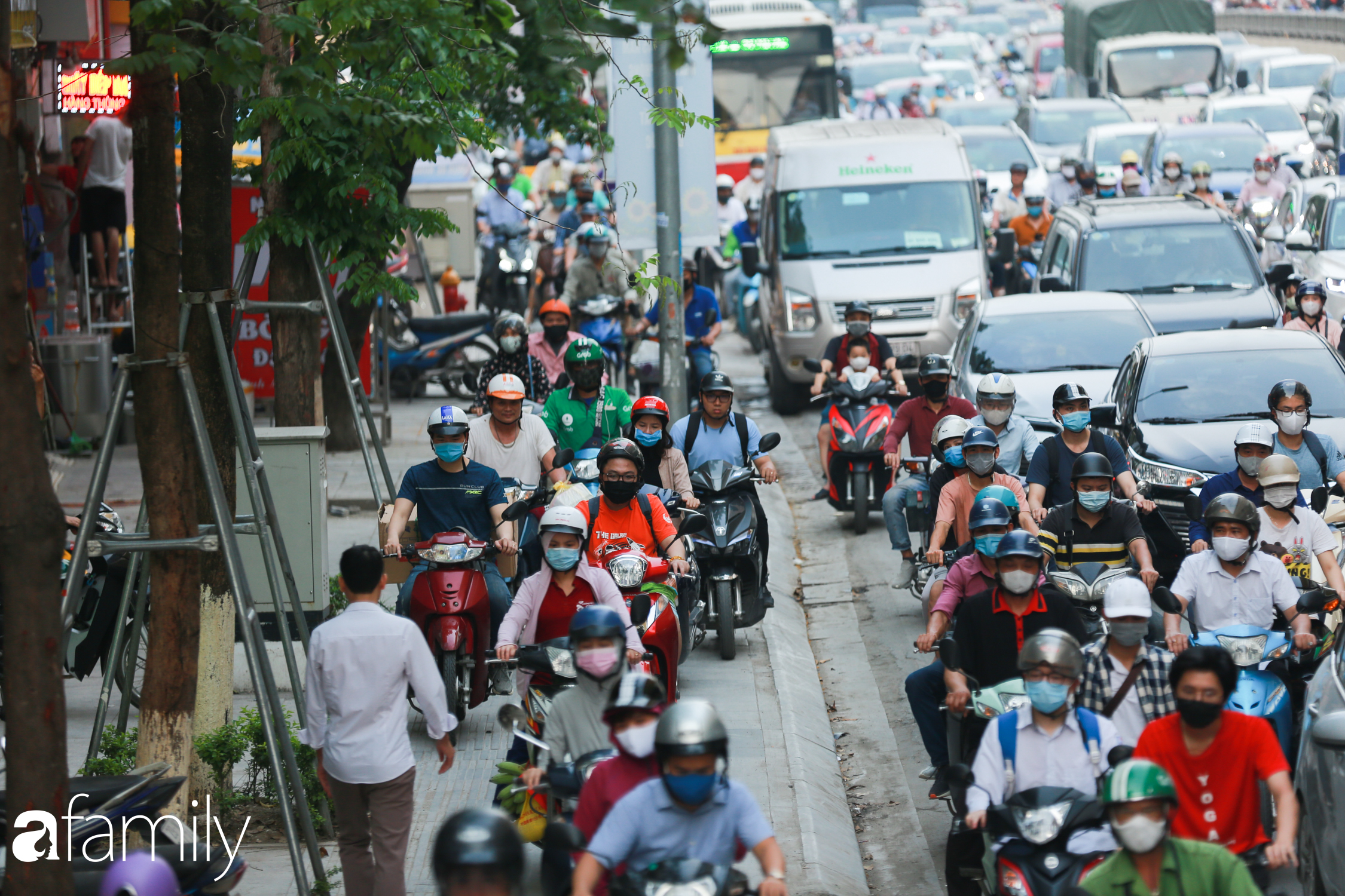 Hà Nội trở lại với "đặc sản" tắc đường vào giờ tan tầm, người ngồi xe máy kiệt sức giữa dòng người tấp nập - Ảnh 14.