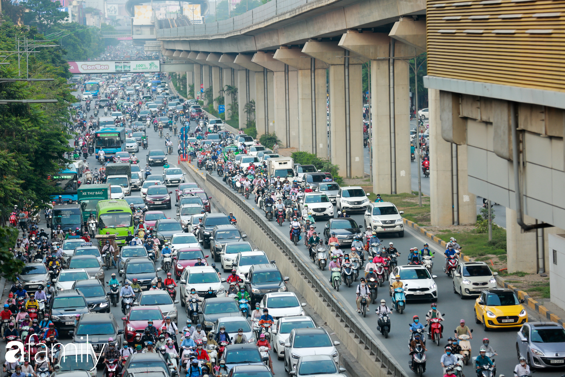 Hà Nội trở lại với "đặc sản" tắc đường vào giờ tan tầm, người ngồi xe máy kiệt sức giữa dòng người tấp nập - Ảnh 1.