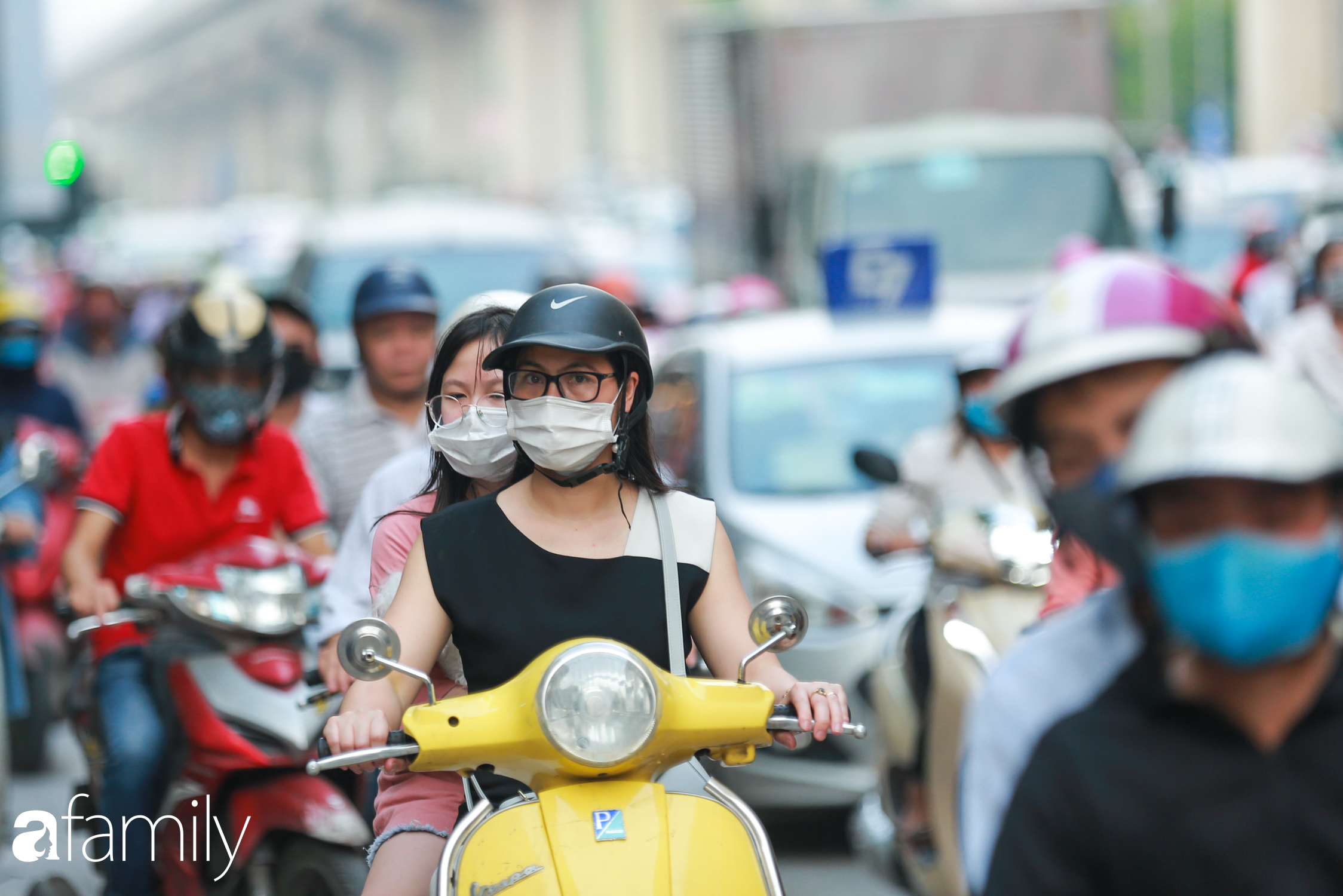 Hà Nội trở lại với "đặc sản" tắc đường vào giờ tan tầm, người ngồi xe máy kiệt sức giữa dòng người tấp nập - Ảnh 5.