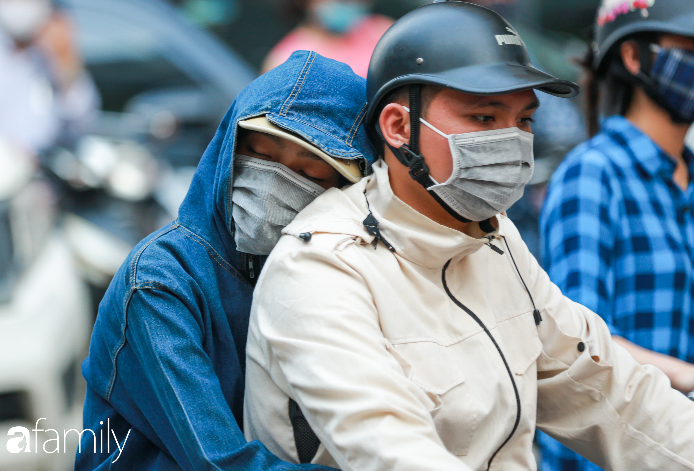 Hà Nội trở lại với "đặc sản" tắc đường vào giờ tan tầm, người ngồi xe máy kiệt sức giữa dòng người tấp nập - Ảnh 12.