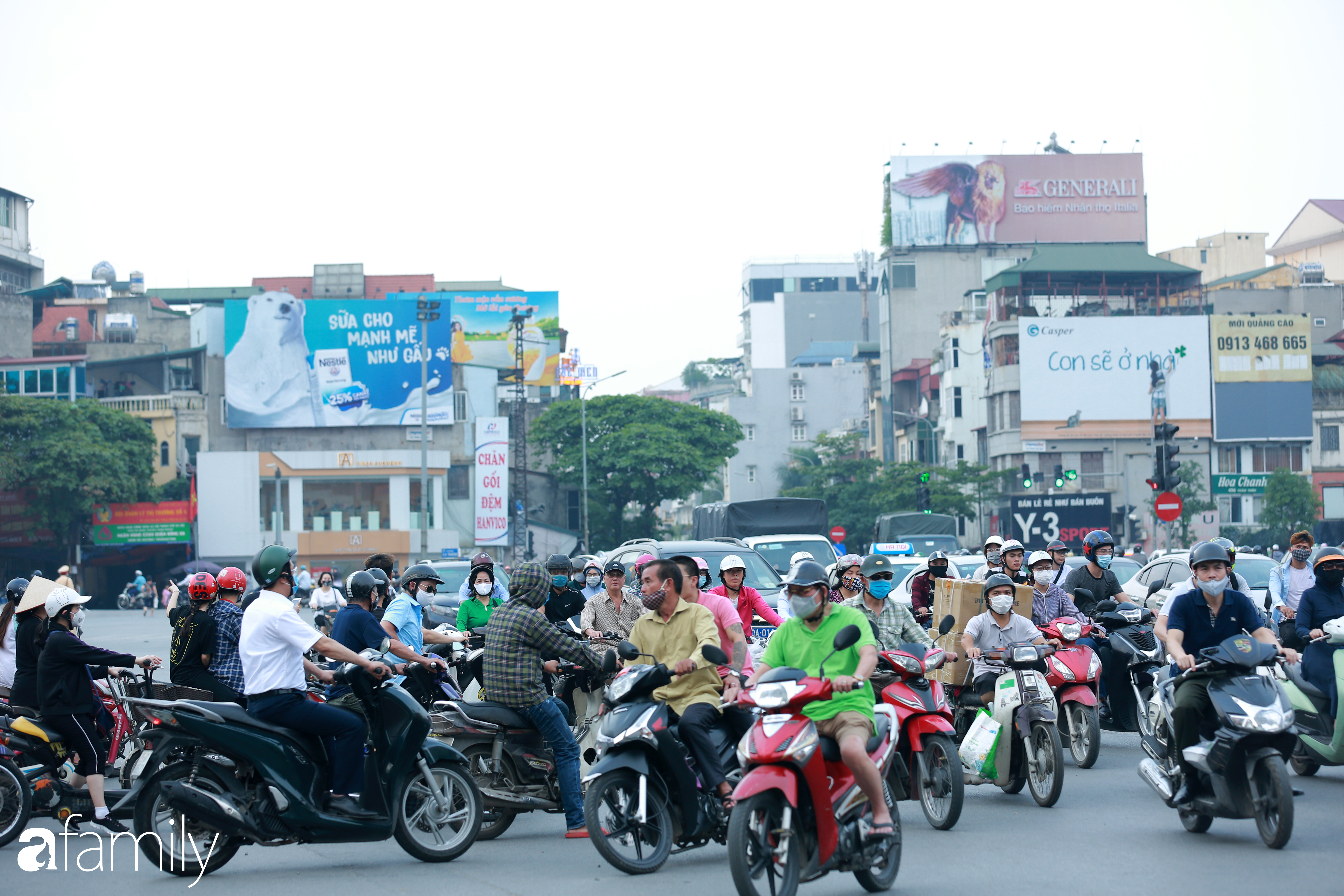 Hà Nội trở lại với "đặc sản" tắc đường vào giờ tan tầm, người ngồi xe máy kiệt sức giữa dòng người tấp nập - Ảnh 3.