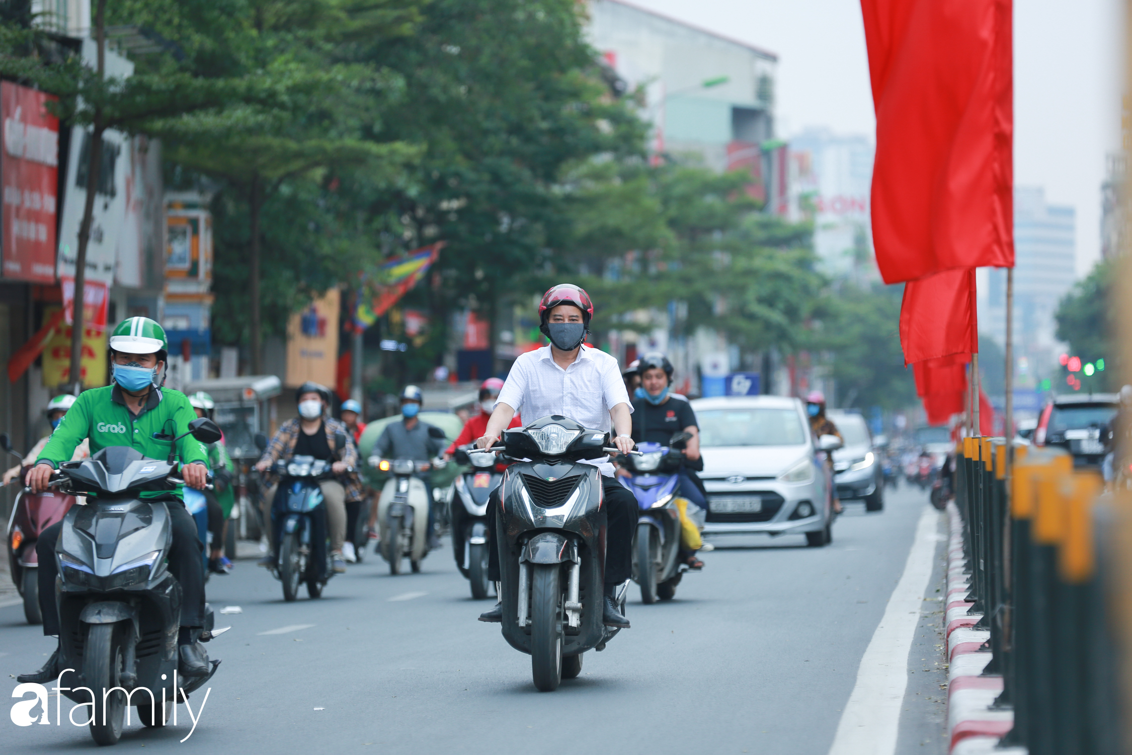 Hà Nội trở lại với "đặc sản" tắc đường vào giờ tan tầm, người ngồi xe máy kiệt sức giữa dòng người tấp nập - Ảnh 9.