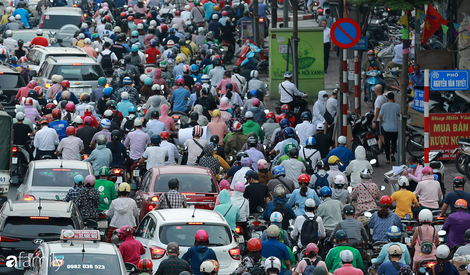 Hà Nội trở lại với "đặc sản" tắc đường vào giờ tan tầm, người ngồi xe máy kiệt sức giữa dòng người tấp nập - Ảnh 7.