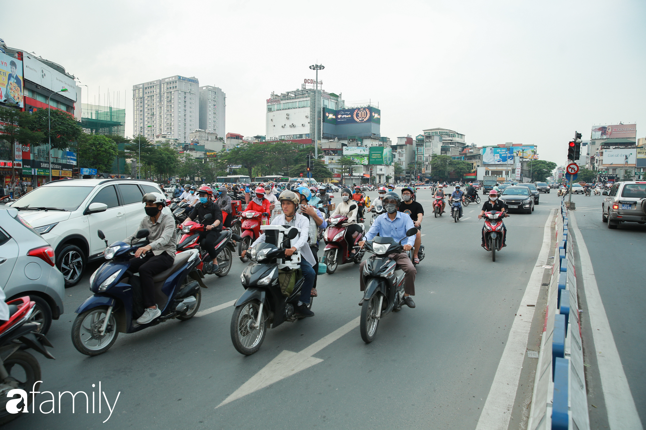 Hà Nội trở lại với "đặc sản" tắc đường vào giờ tan tầm, người ngồi xe máy kiệt sức giữa dòng người tấp nập - Ảnh 8.