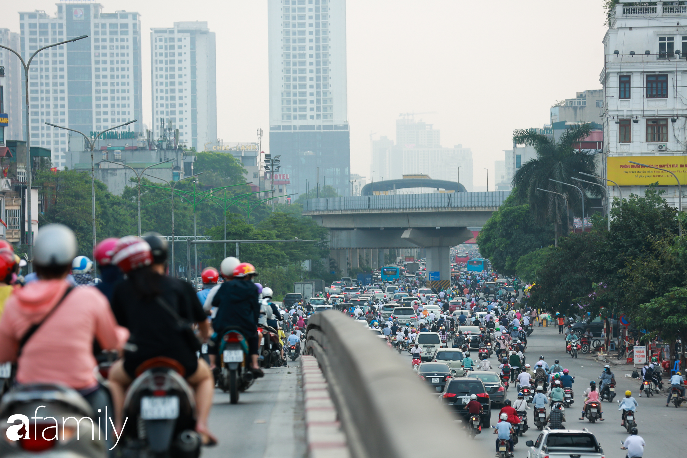 Hà Nội trở lại với "đặc sản" tắc đường vào giờ tan tầm, người ngồi xe máy kiệt sức giữa dòng người tấp nập - Ảnh 6.