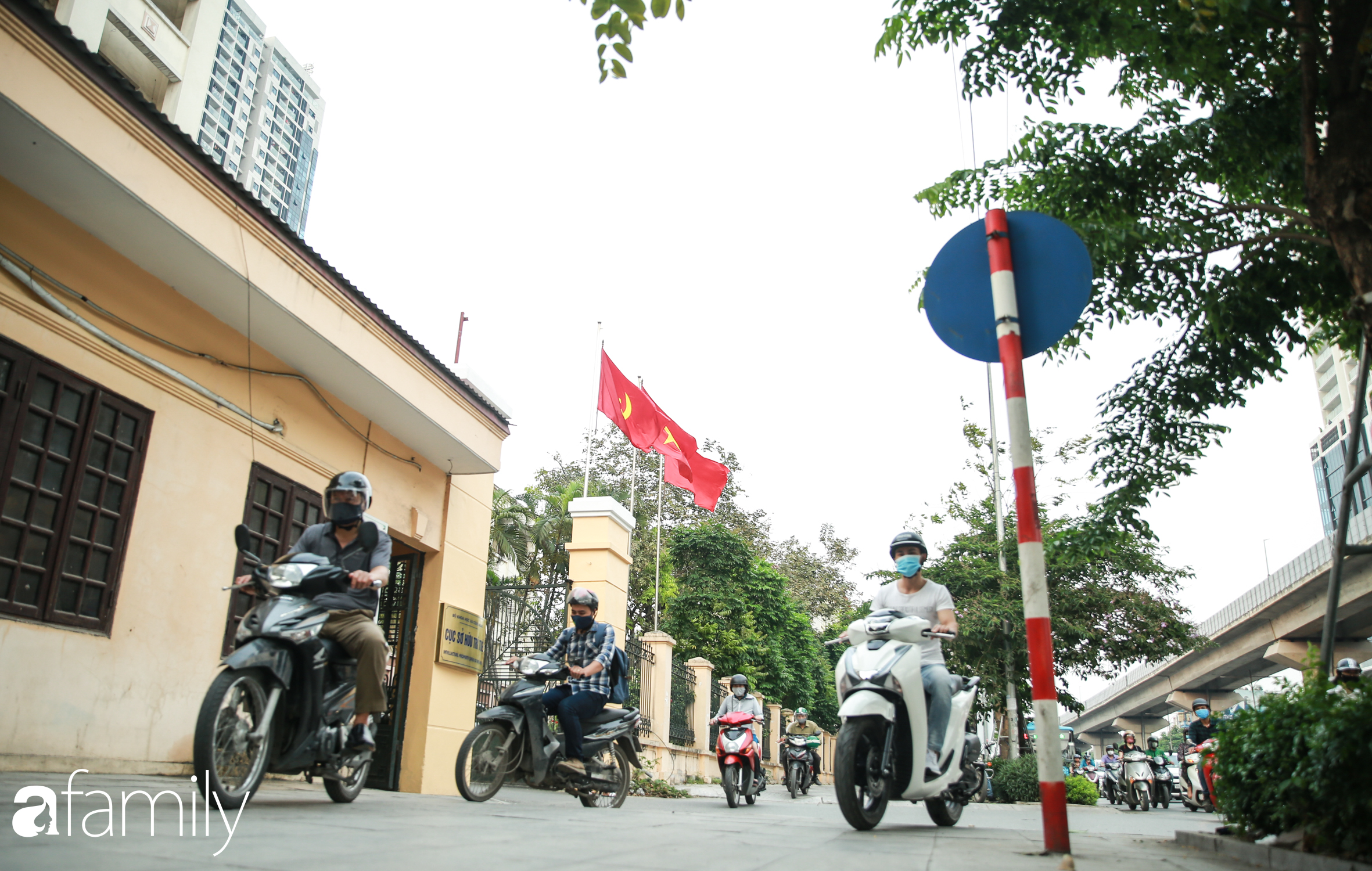 Hà Nội trở lại với "đặc sản" tắc đường vào giờ tan tầm, người ngồi xe máy kiệt sức giữa dòng người tấp nập - Ảnh 15.