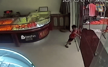 Cậu bé vừa đưa tay kéo cửa thì cửa kính bất ngờ vỡ tan, tình huống tai nạn khiến ai xem cũng phải thót tim